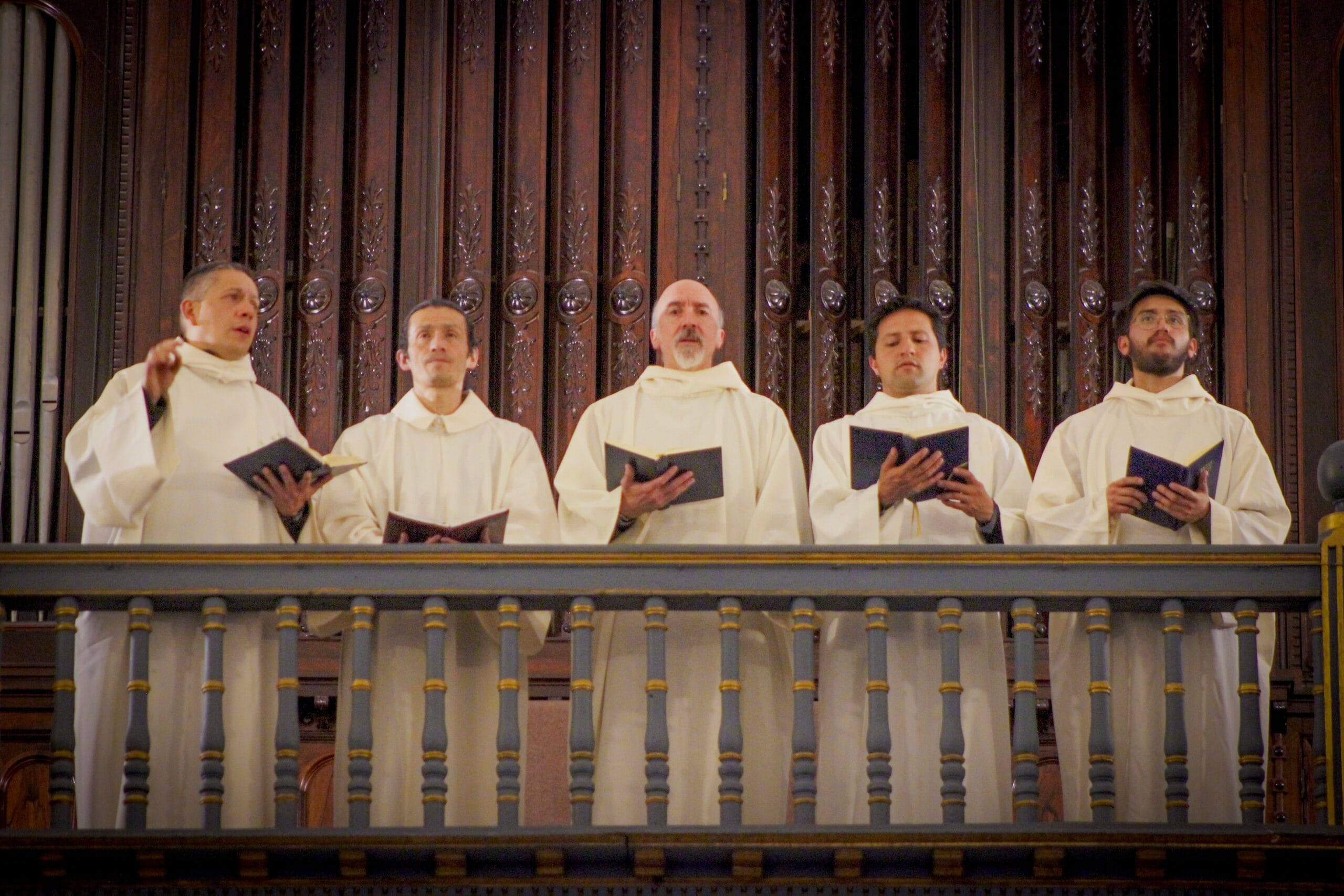 Los cinco integrantes de la Schola Gregoriana de Bogotá